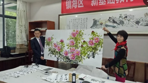 台灣著名書畫家高瀅造訪寧波鎮海區藝術實驗小學